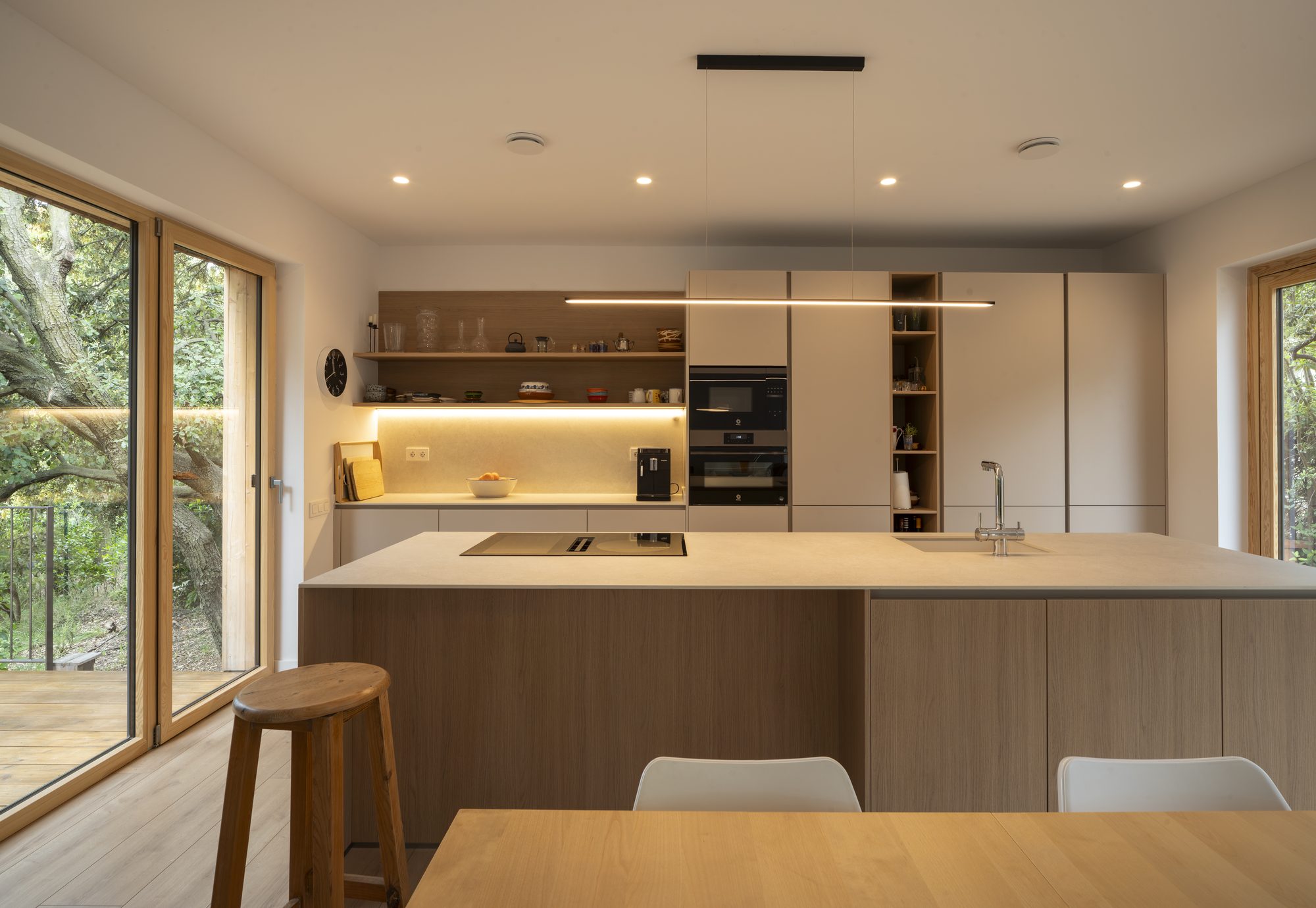 Cuina d'un habitatge passiu de PAPIK Group amb acabats de fusta