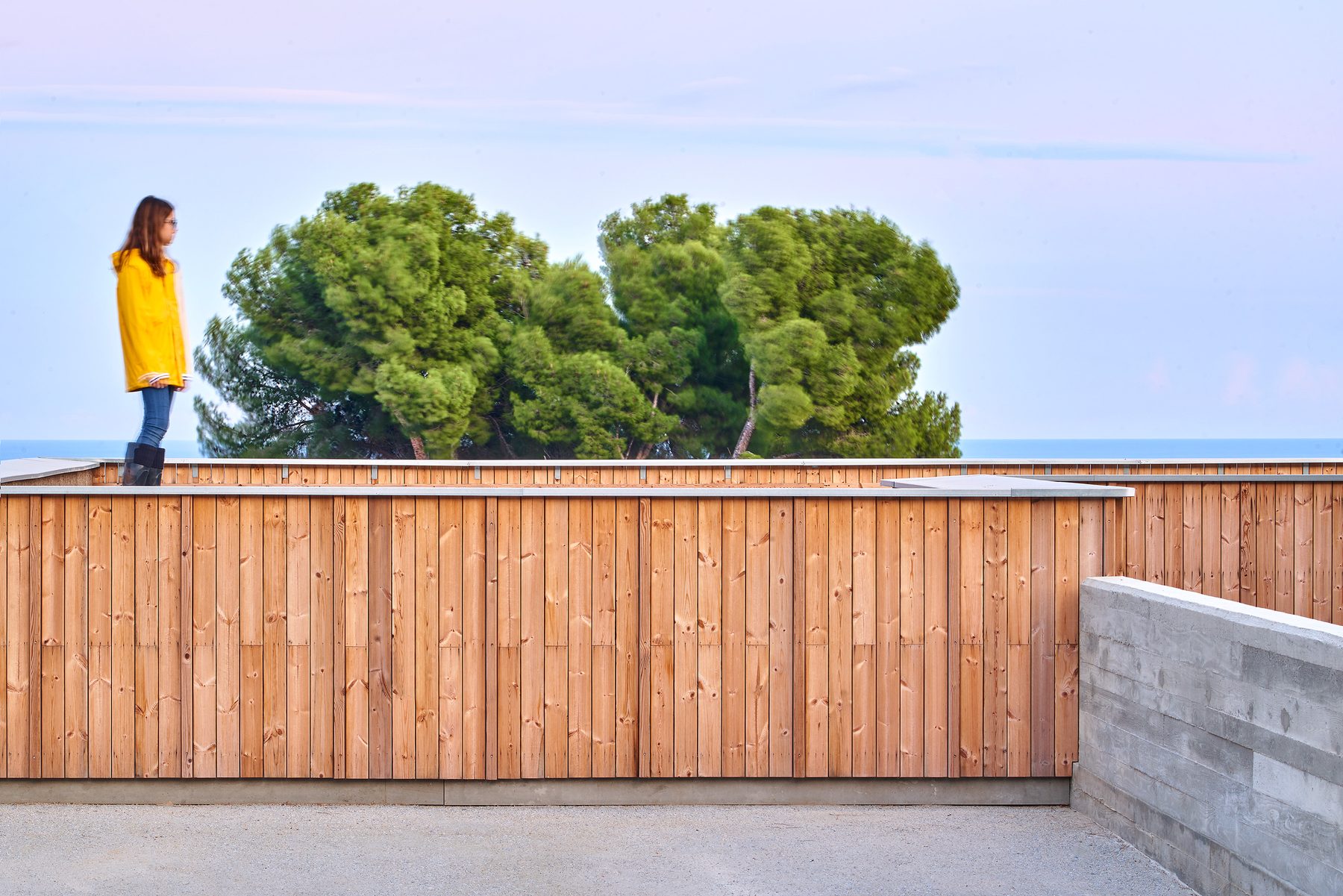 Terrasse en bois d'une maison passive de PAPIK Group avec la mer à l'horizon