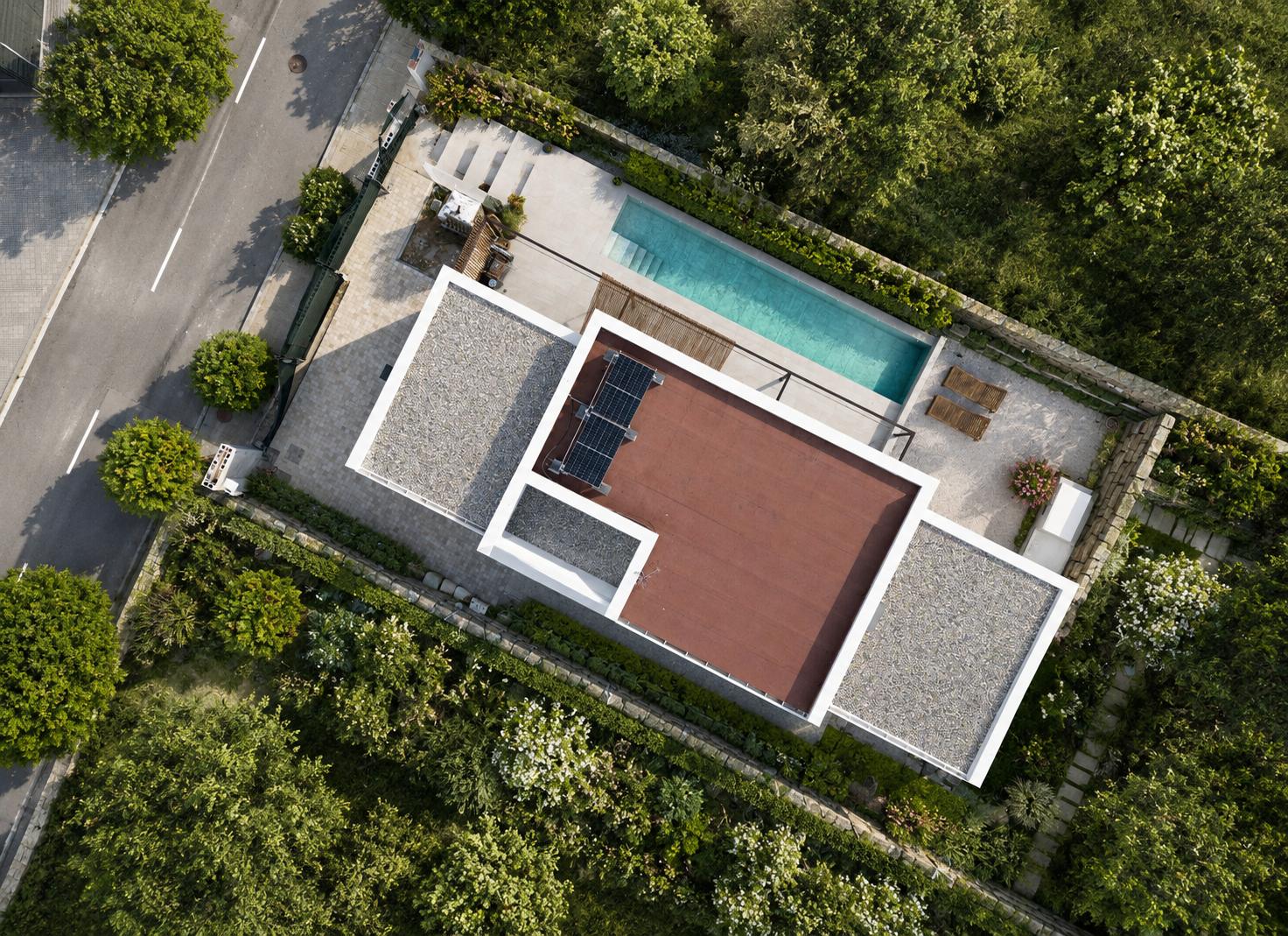 Vista aérea de una vivienda de PAPIK Group con piscina y placas solares en la cubierta, activo inmobiliario patrimonial