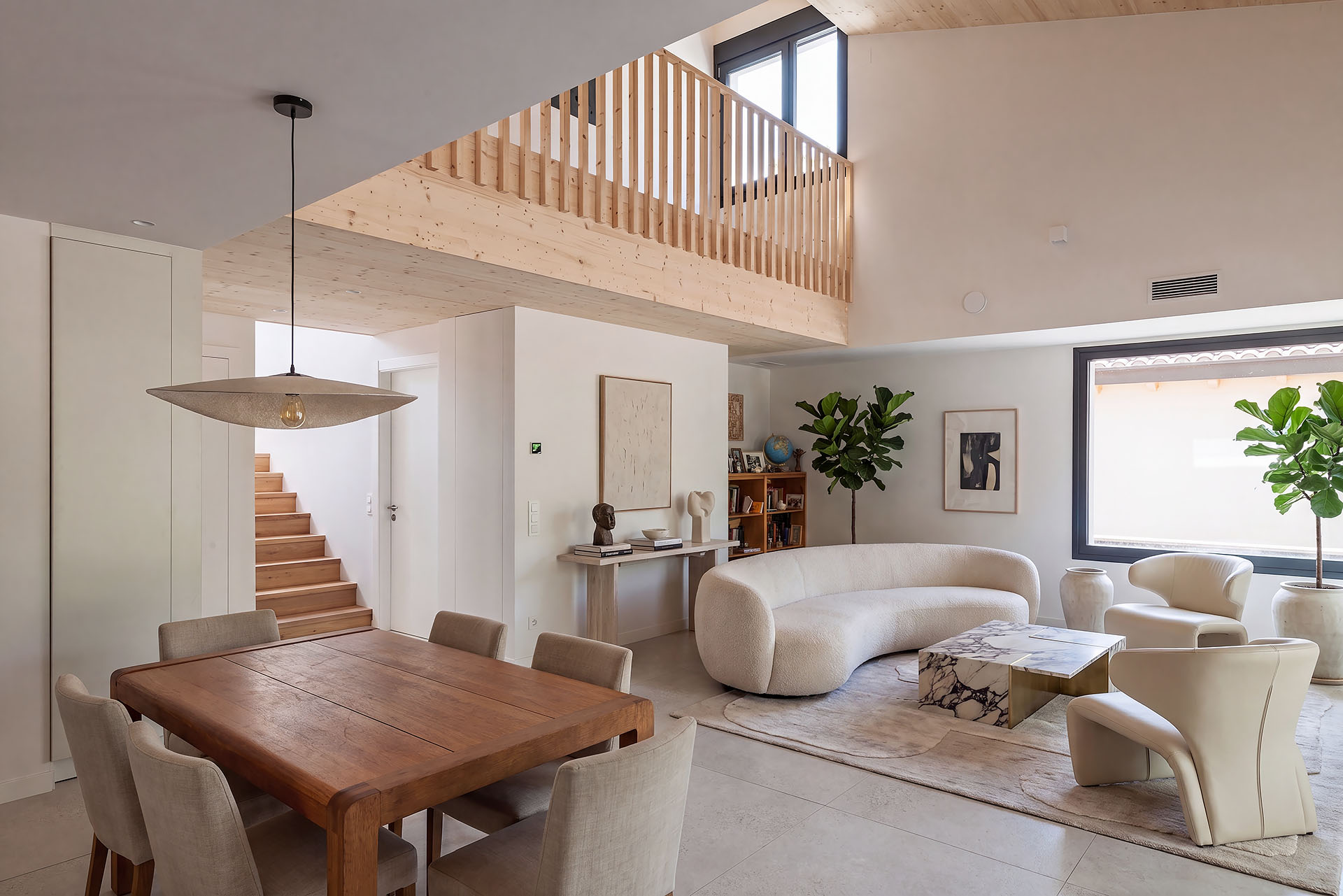 Séjour et salle à manger d'une maison passive de PAPIK Group, avec plafond et mezzanine en bois