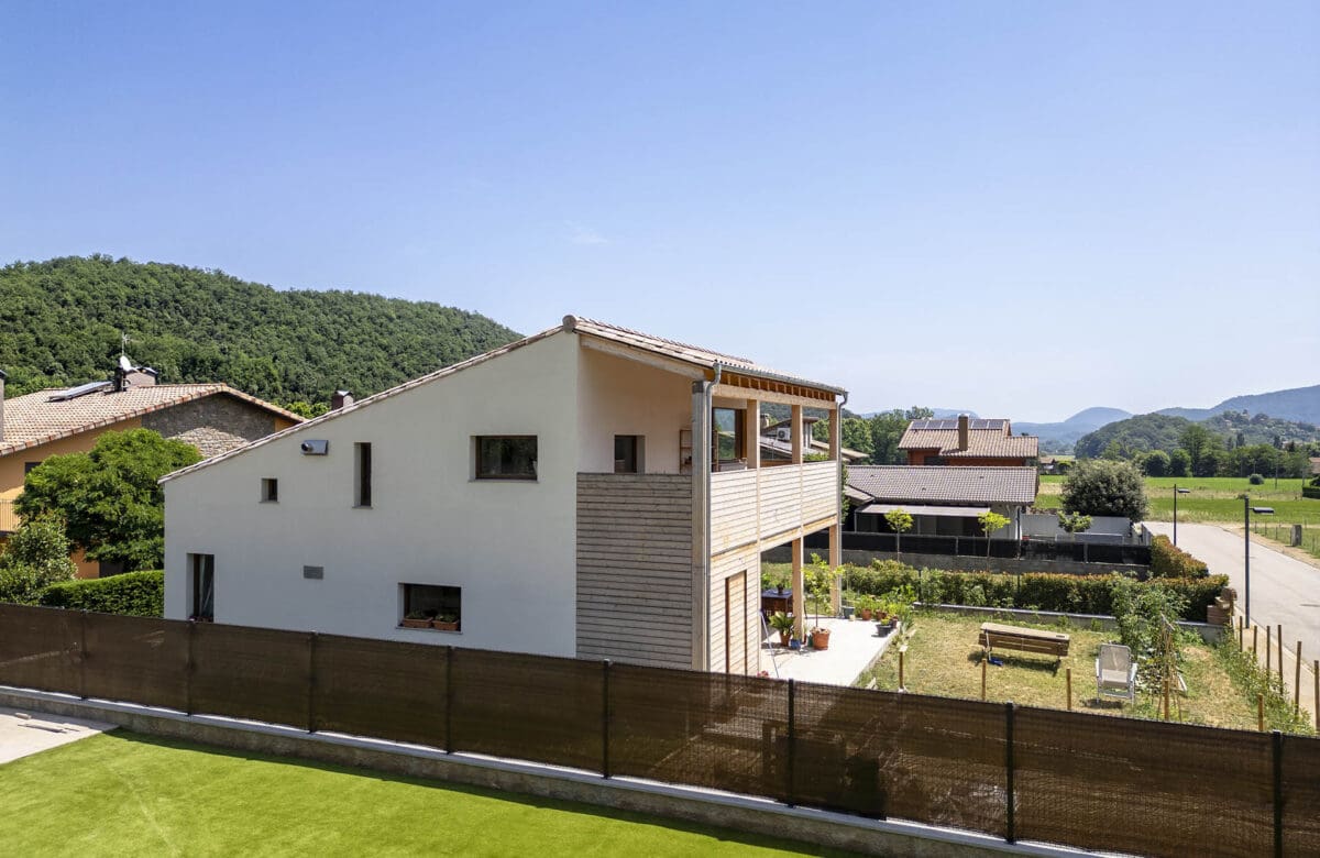 Vista aèria de casa passiva Eskimohaus construida en Cataluña. Terrassa inferior d'una casa passiva Eskimohaus construida a Catalunya Vista aèria d'una casa passiva Eskimohaus construïda a sant privat d'en Bas