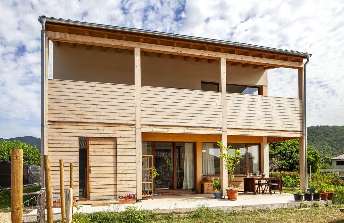 Vista frontal de la fachada de madera i SATE de casa passiva esquimohaus construida en Cataluña. Vista frontal de la façana feta amb fusta i SATE d'una casa passiva Eskimohaus construïda a Catalunya