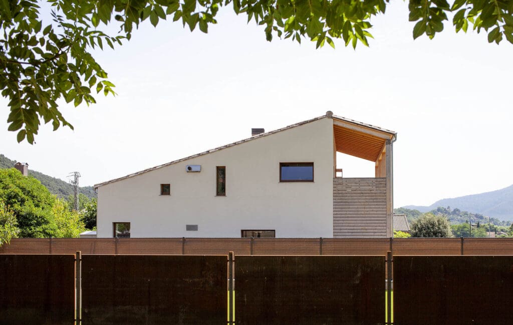 fachada de una casa pasiva passivhaus en cataluña