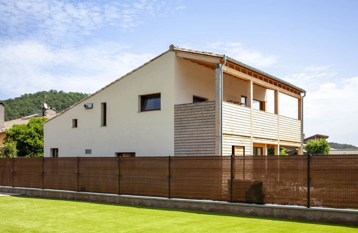 fachada lateral de casa passiva Eskimohaus construida en Cataluña. Terrassa inferior d'una casa passiva Eskimohaus construida a Catalunya façana lateral d'una casa passiva Eskimohaus construïda a sant privat d'en Bas